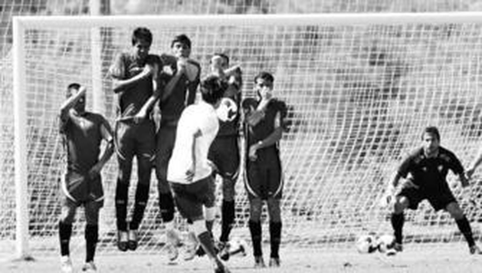 Edu lanza una falta directa en el amistoso ante el Alicante.