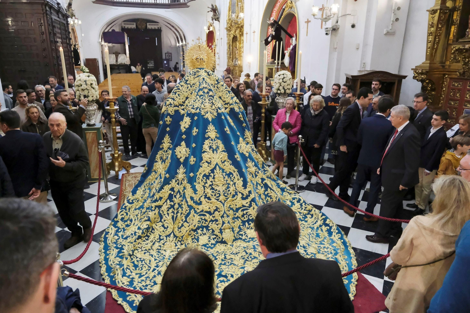 El nuevo manto de la Virgen de la Trinidad de Córdoba, en imágenes