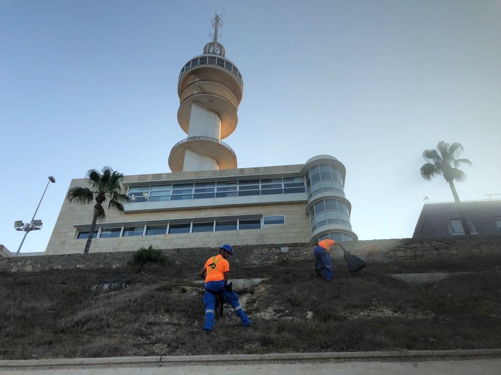 Dos operarios en el talud.