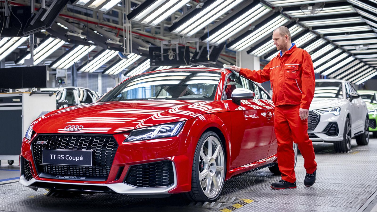 La tercera generacEl Audi TT siempre se ha mantenido fiel a sus dos siluetas y usando una plataforma compartida con otros modelos más generalistas. No obstante, ha llegado a tener versiones de hasta 400 CV: