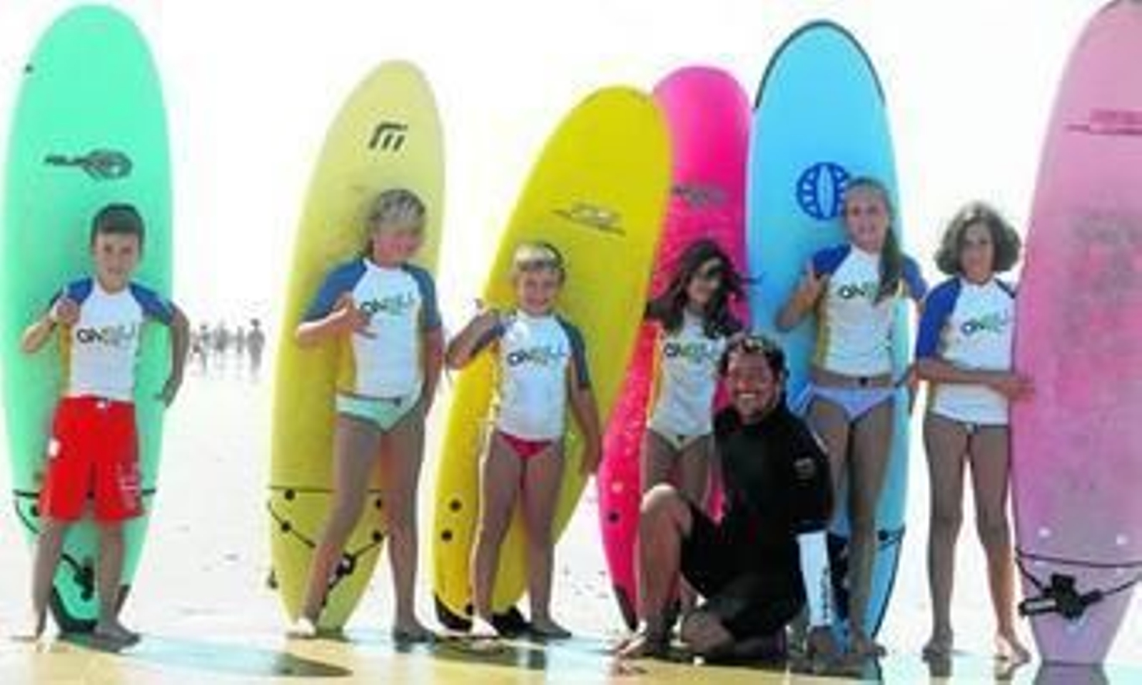 Desde muy pequeños, niños y niñas aprenden los secretos del surf.