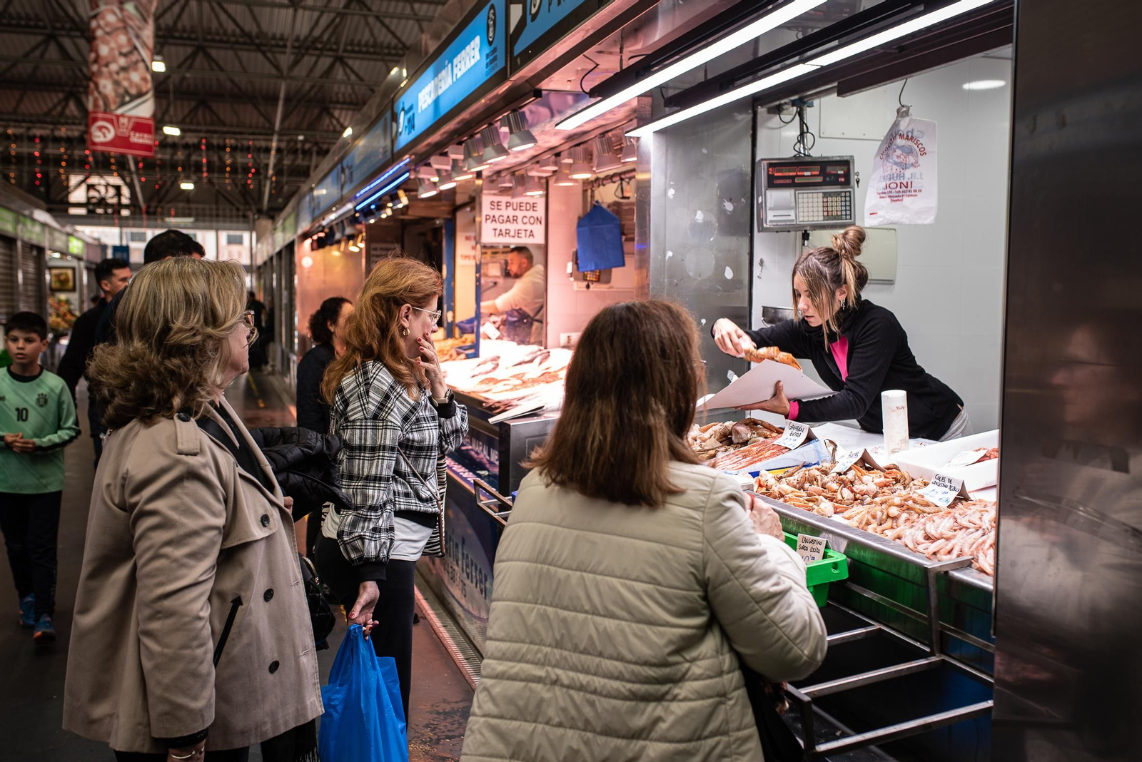 Las últimas compras en el Mercado del Carmen antes de Navidad, en imágenes