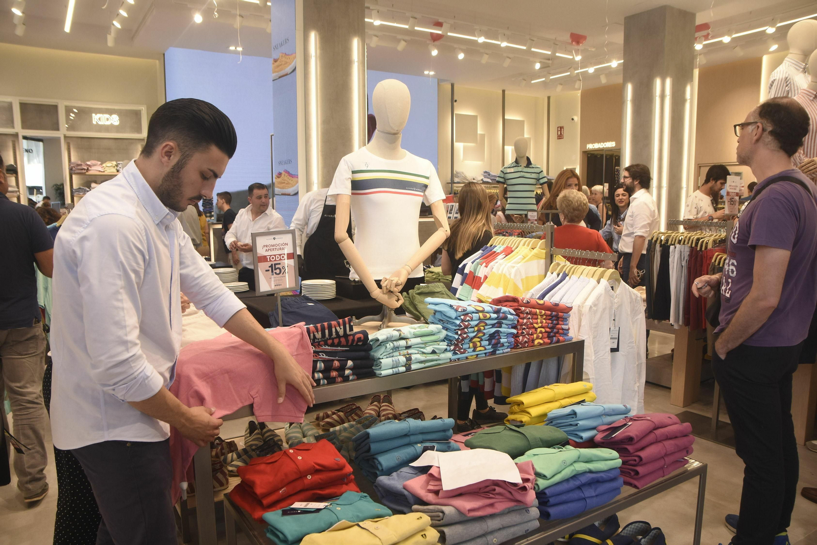 Uno de los trabajadores de la tienda Álvaro Moreno de Las Tendillas