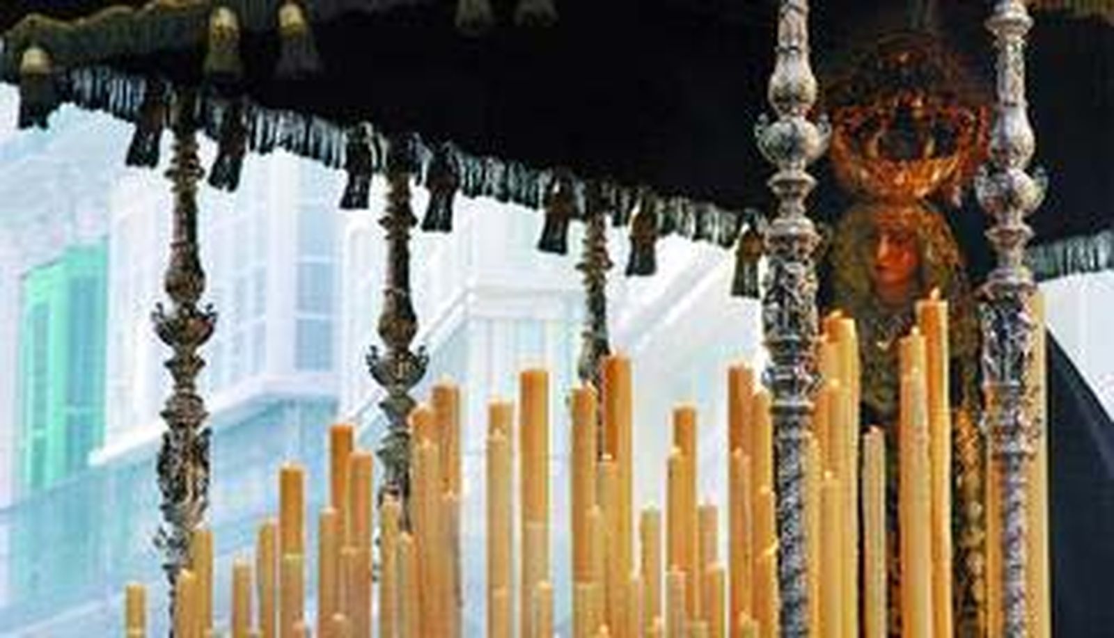 La Virgen de los Dolores de San Juan, bajo palio.