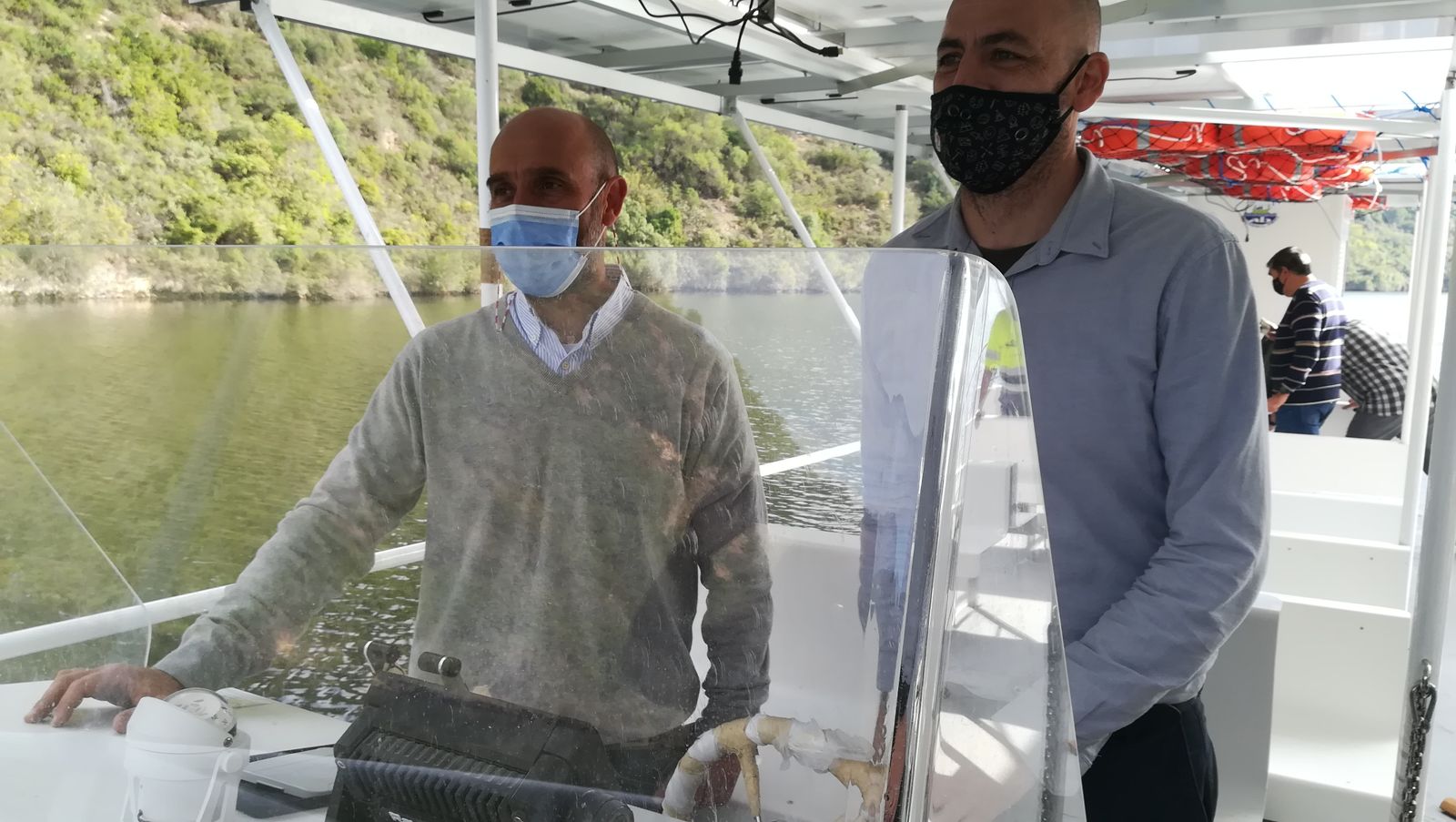 La llegada del nuevo barco solar a Hornachuelos, en fotografías