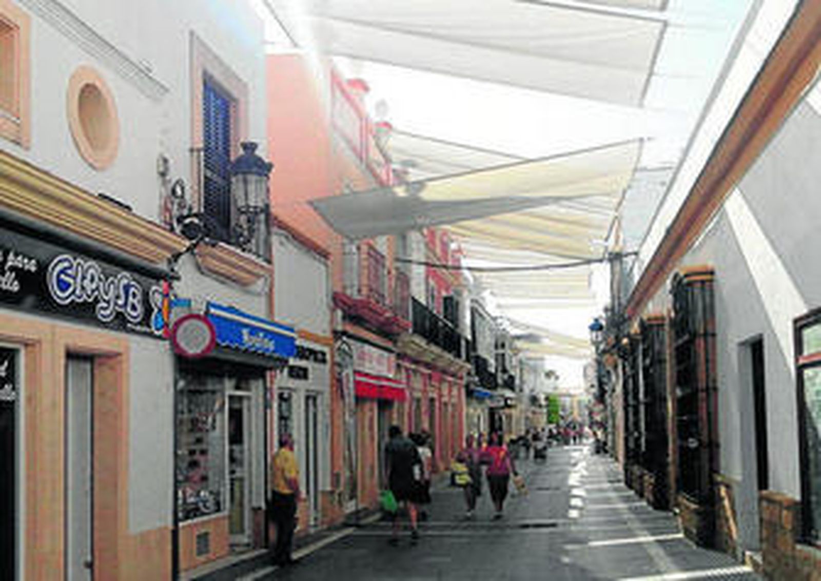 Los toldos ya ofrecen sombra en las calles del centro de la Villa.