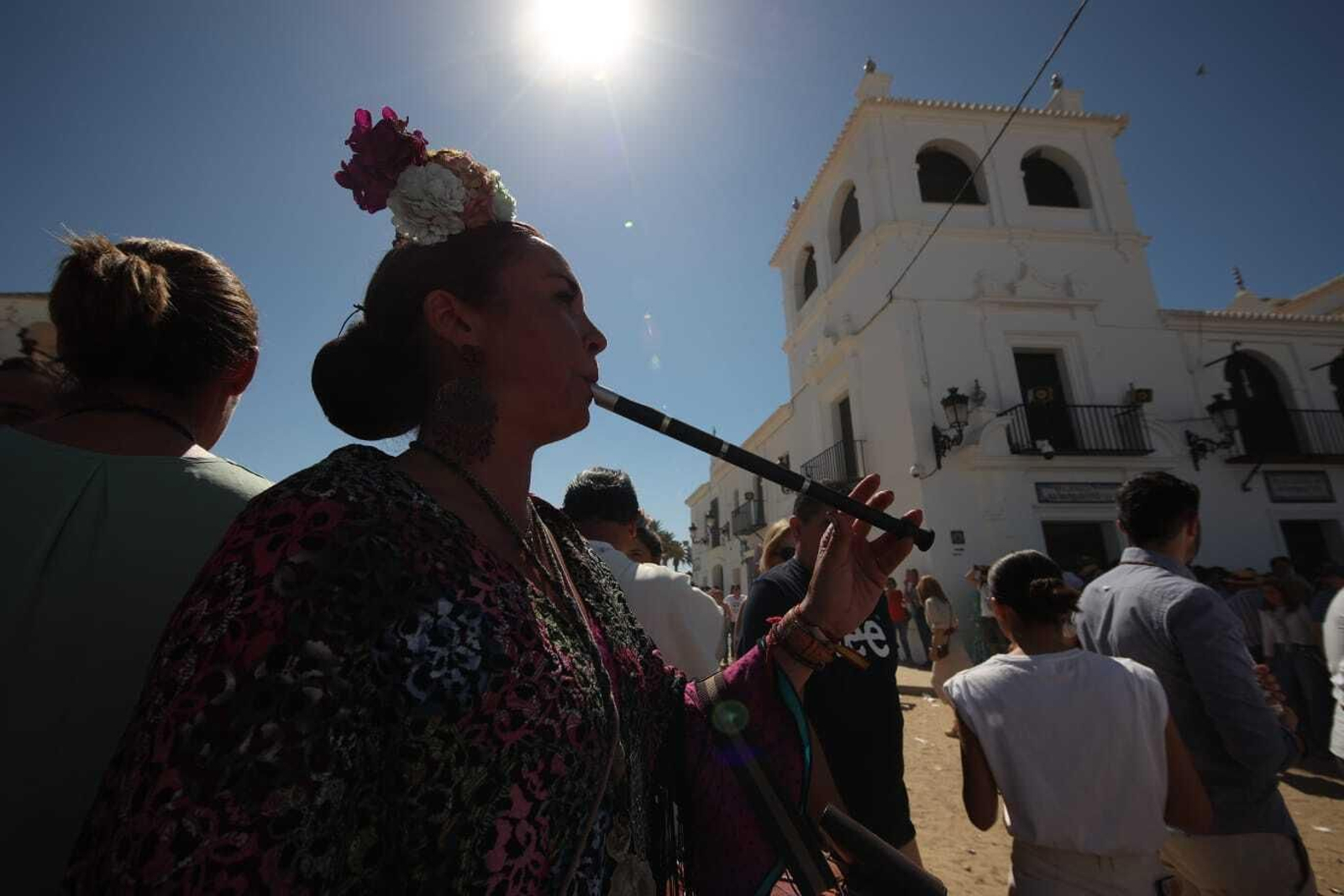 El Simpecado de Jerez a los pies de la Virgen del Rocío