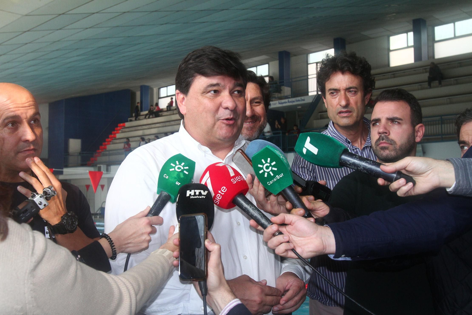 El alcalde de Huelva, Gabriel Cruz, ayer en el polideportivo Andrés Estrada.