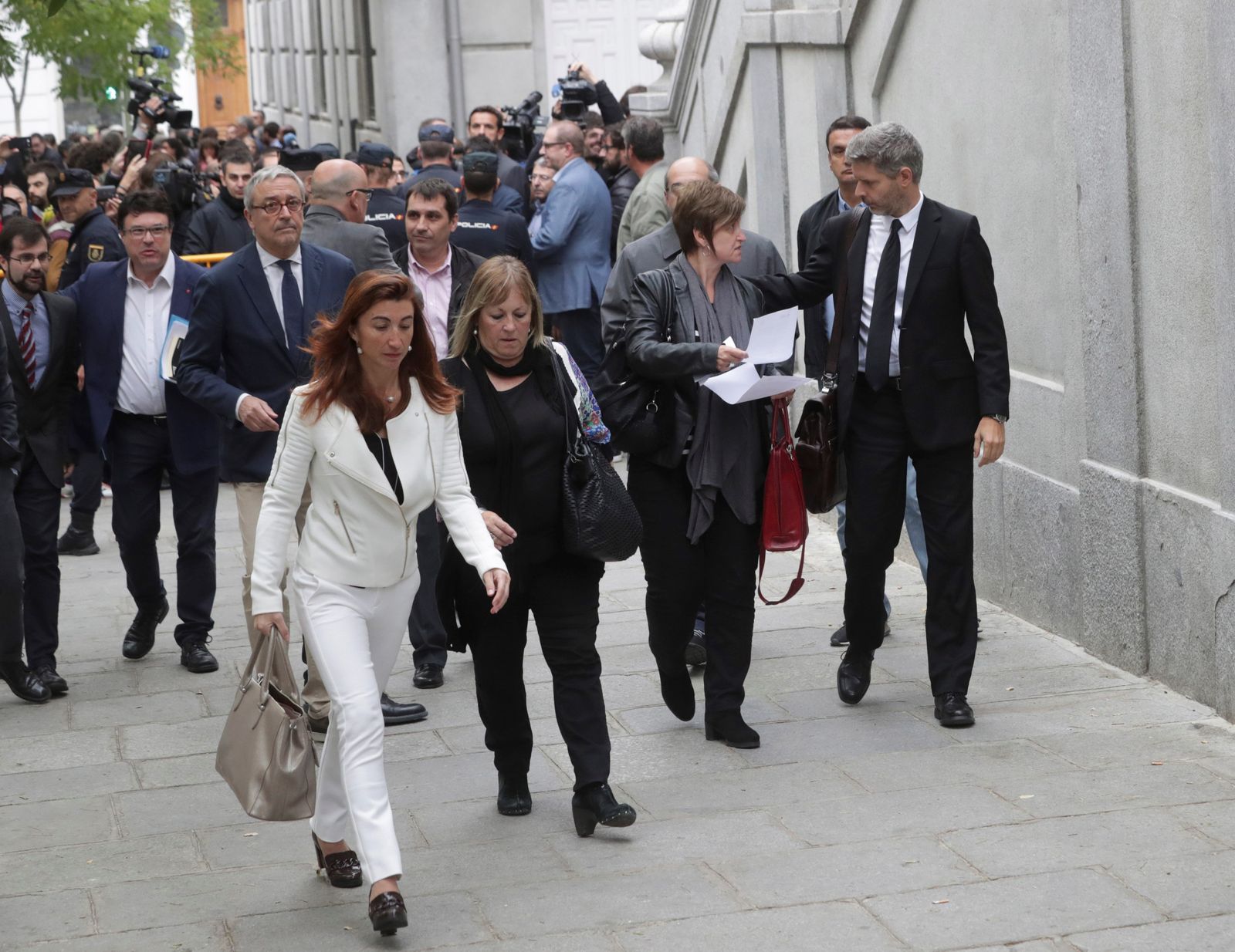 Políticos catalanes apoyan a sus compañeros que van a declarar