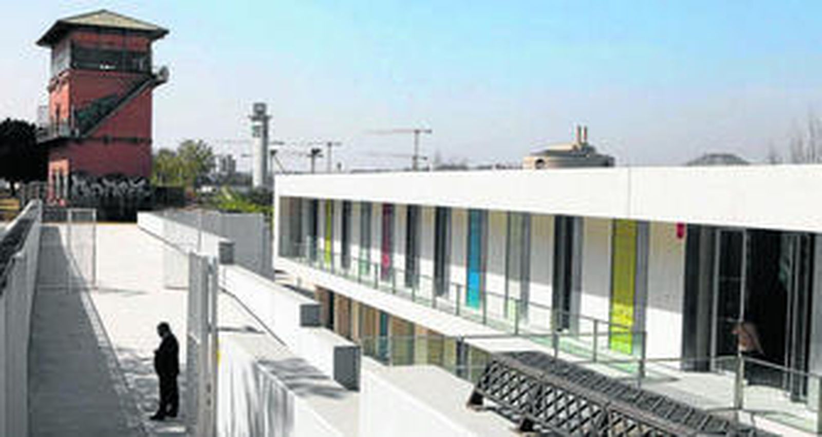 Aspecto que ofrece la nueva Biblioteca Felipe González desde su acceso por la calle Torneo.