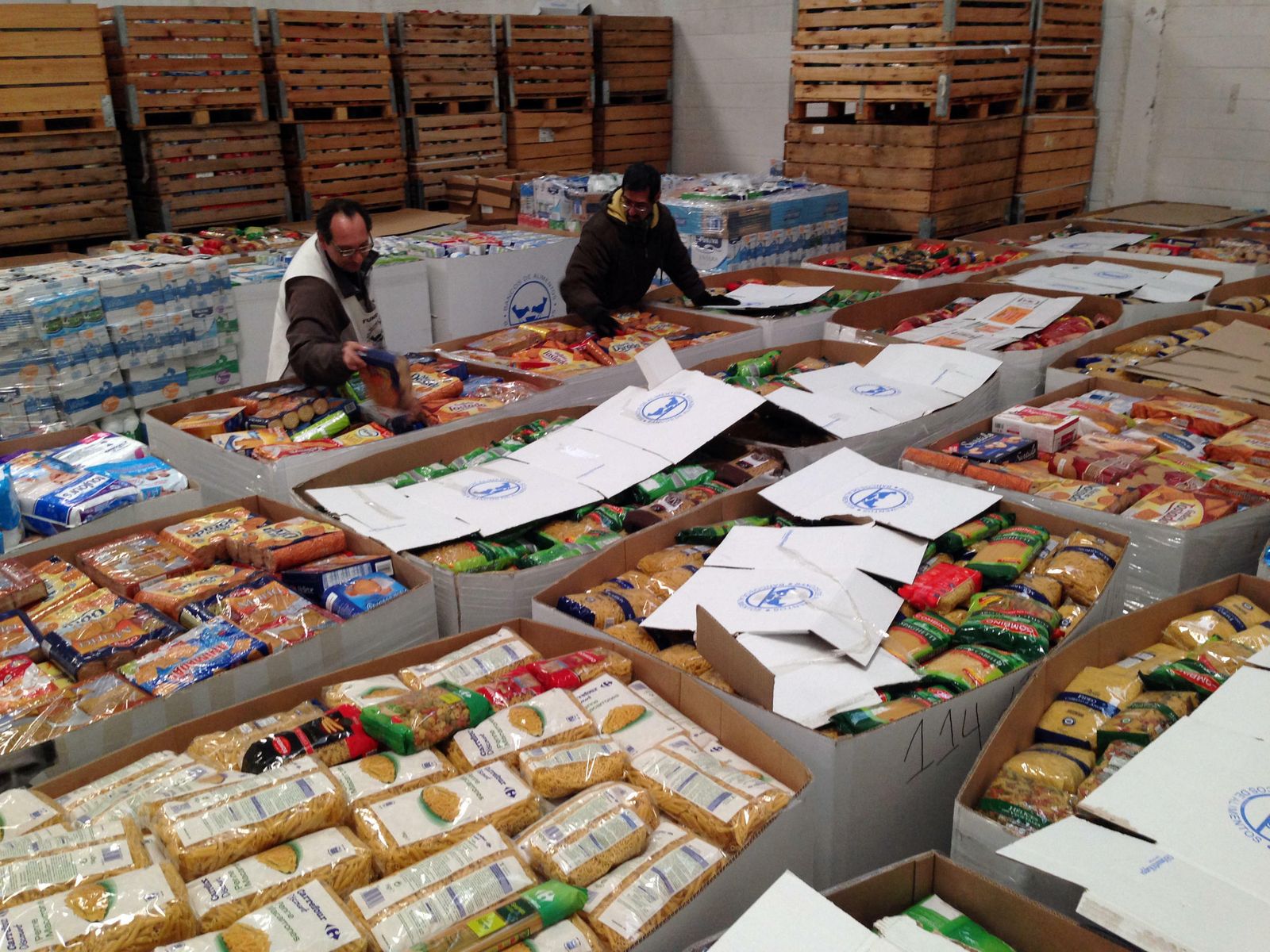 Voluntarios del Banco de Alimentos organizan los productos recibidos.