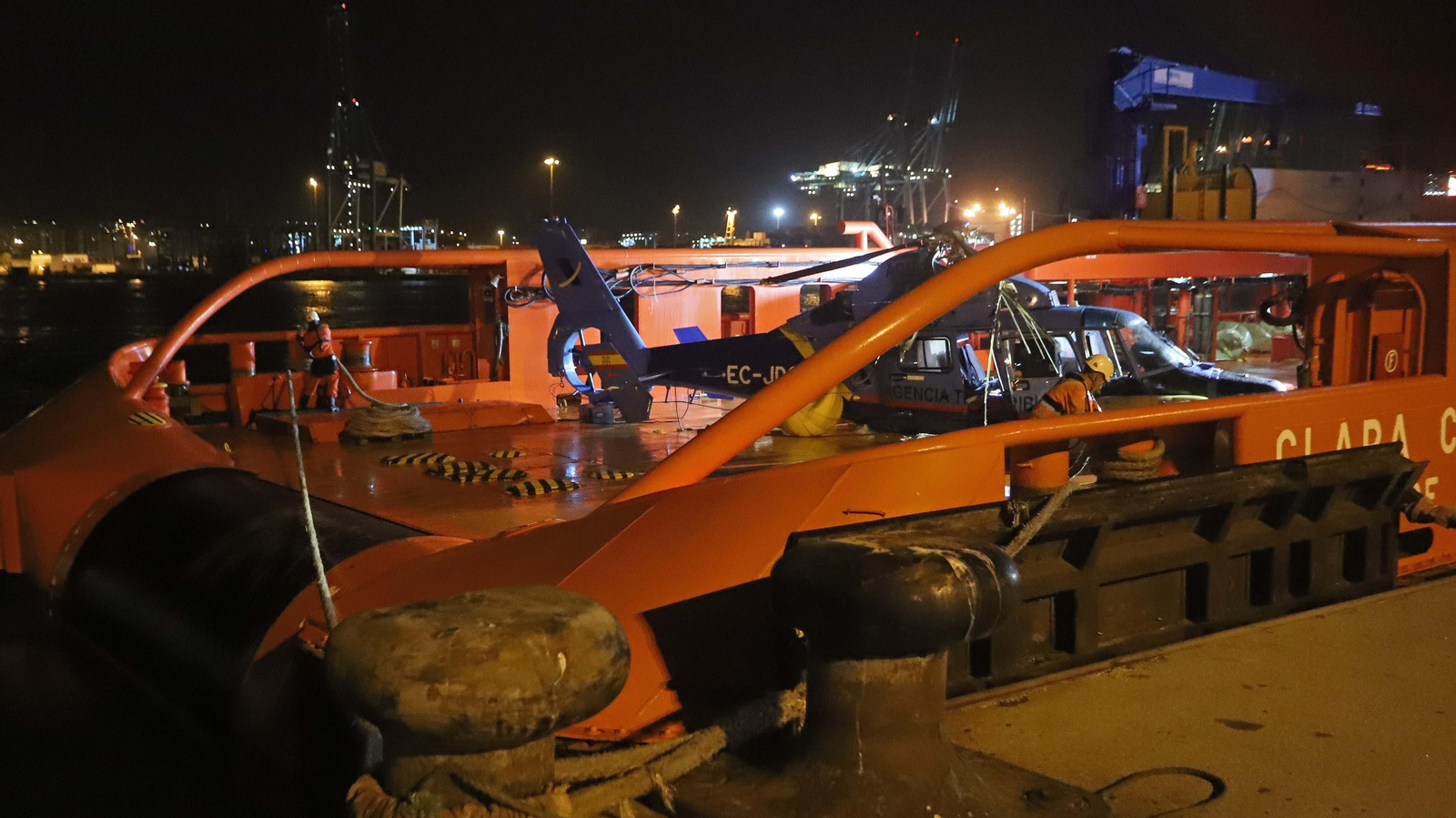 Fotos del traslado a Algeciras del helicóptero de Aduanas accidentado