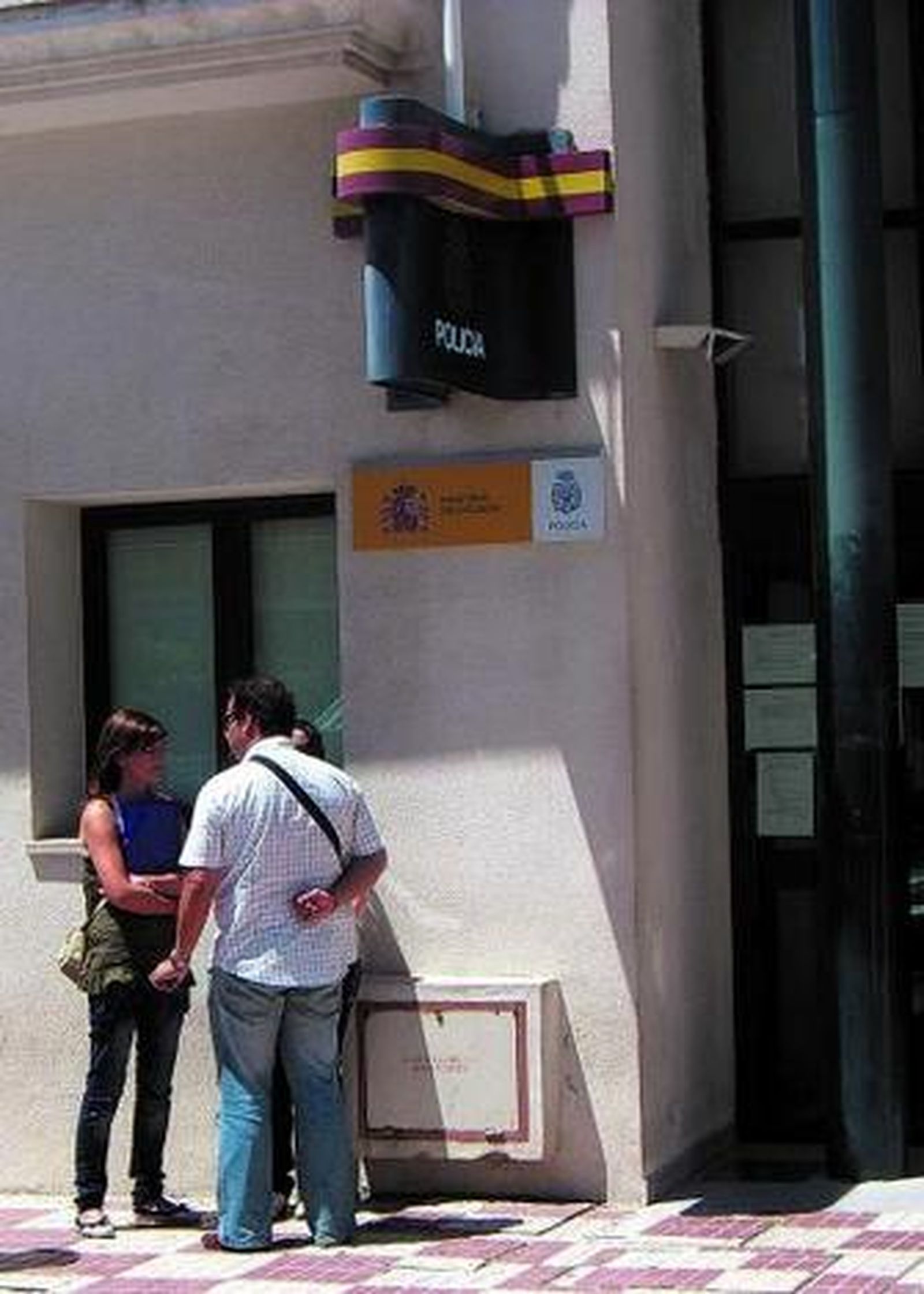 Entrada de la Comisaría de Estepona.
