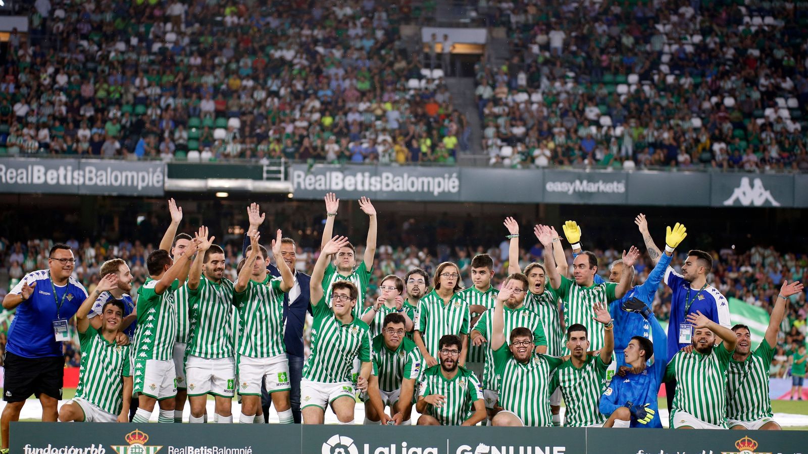 La plantilla del Betis de la Liga Genuine posa en el Benito Villamarín.