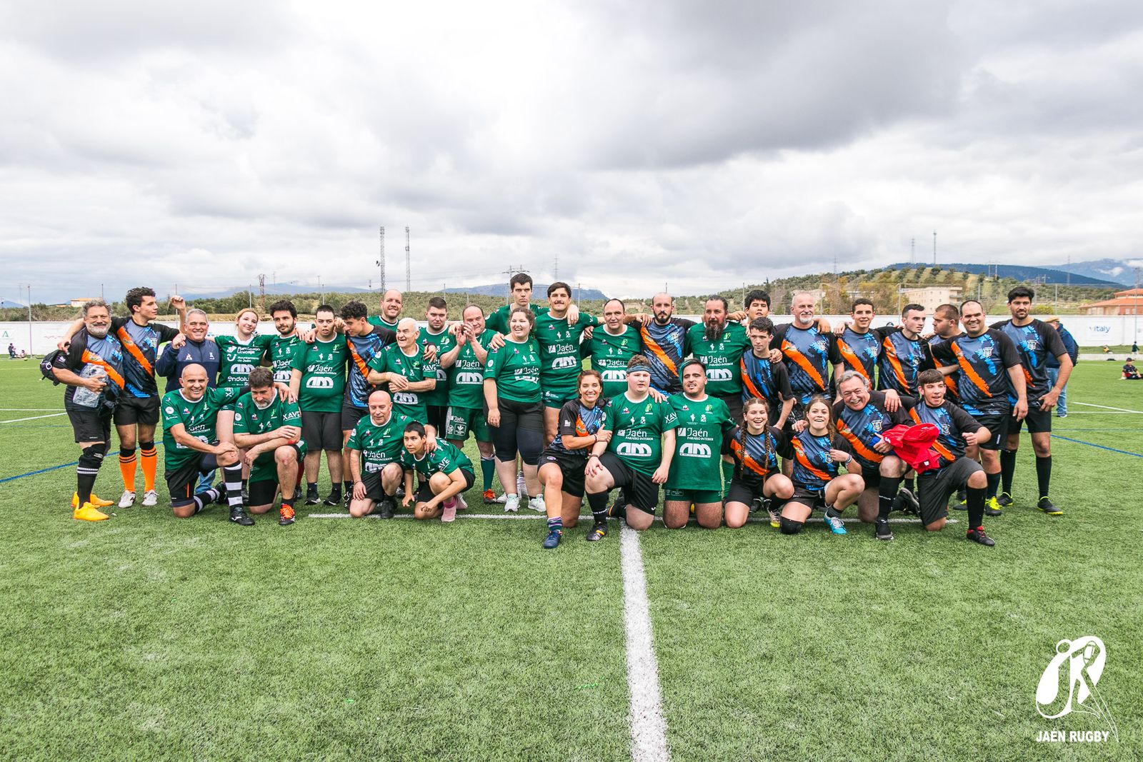 Foto de familia de los dos equipos sobre el terreno de juego.