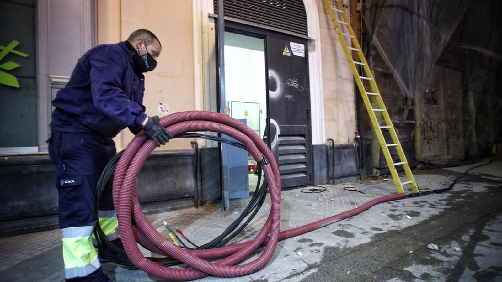 Operarios de Eléctrica de Cádiz preparan el tendido eléctrico provisional para volver a dar suministro a las fincas afectadas.