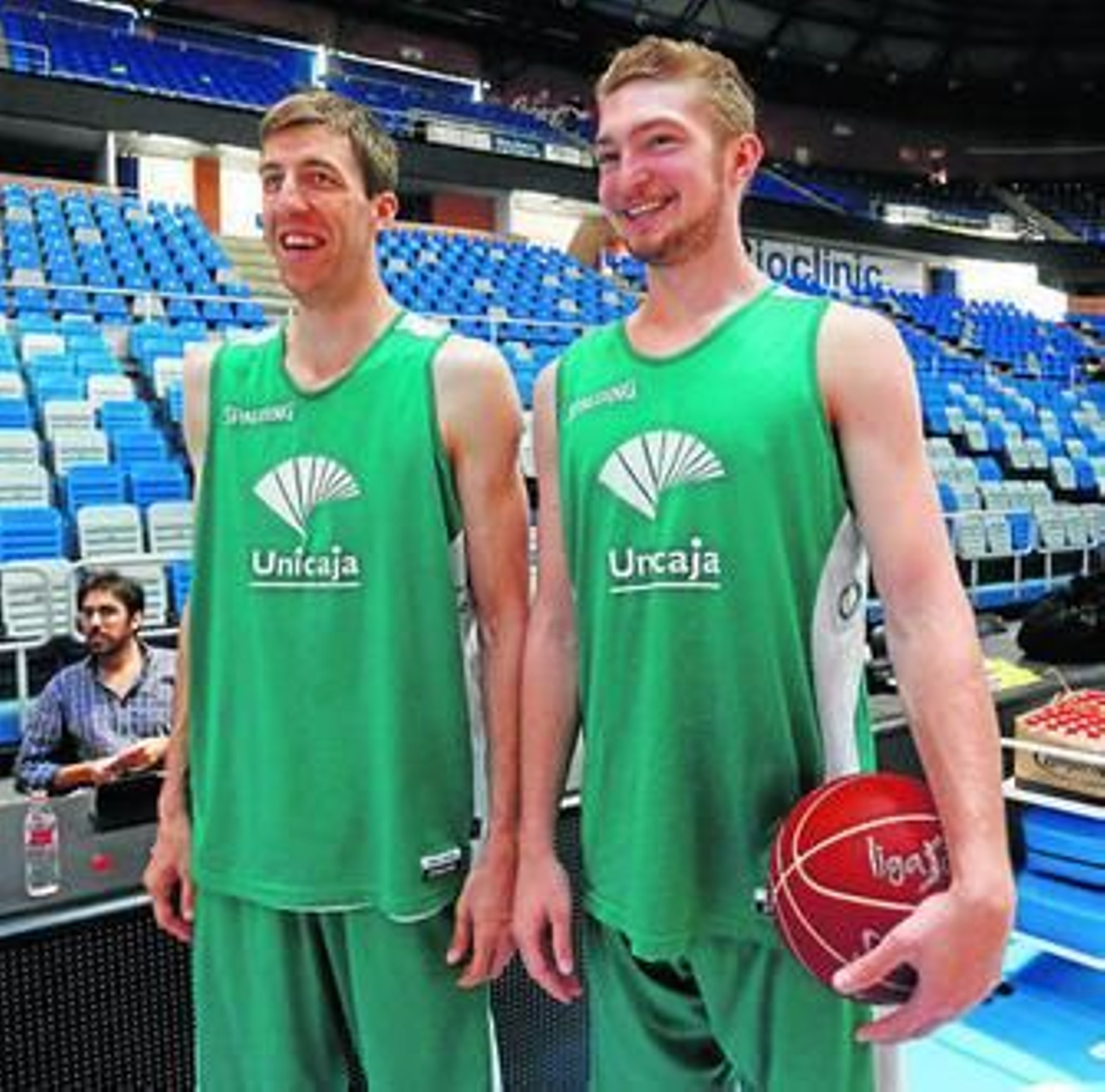Fran Vázquez y Domas Sabonis sonríen, ayer, antes del entrenamiento vespertino.