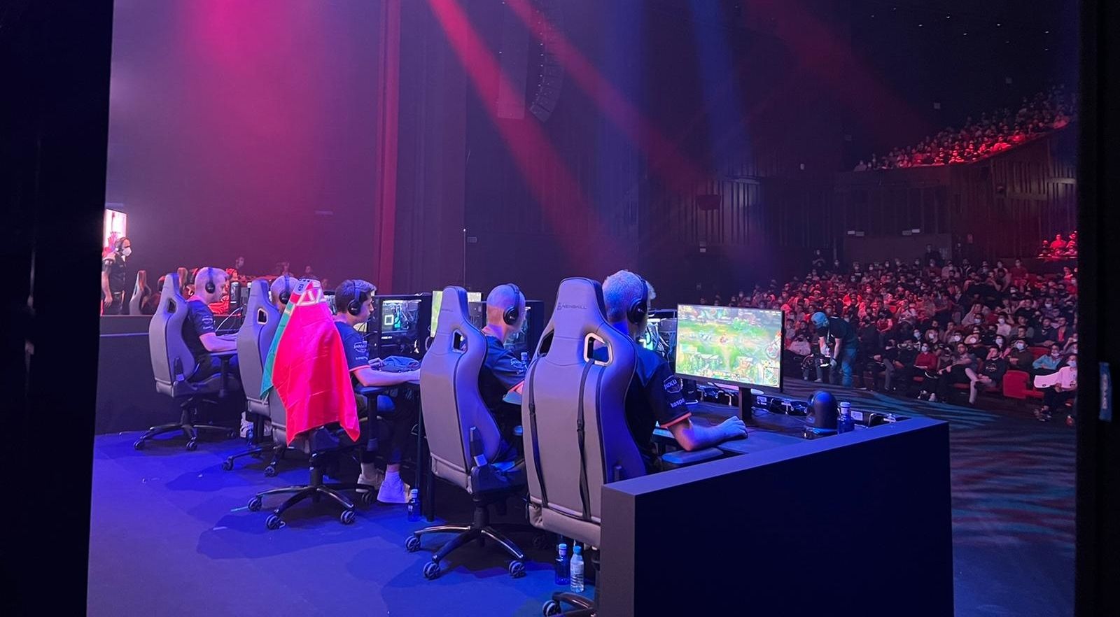 Una imagen de los jugadores con el público que lleno el Cartuja Center.