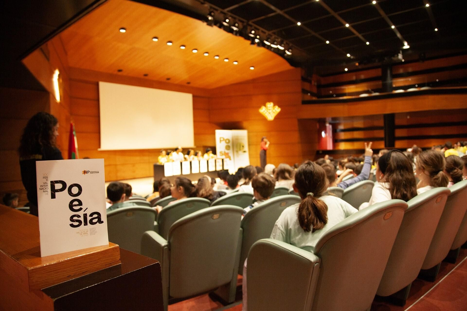 Más de 400 escolares se adentran en las misteriosas historias de Perrock Holmes de la mano de Isaac Palmiola