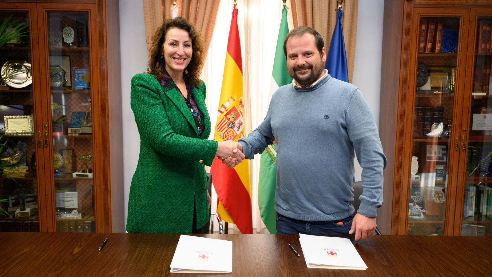 María del Mar Vazquez, alcaldesa, firma el convenio con Nacho Fernández, de la productora ‘Vancouver Media’.