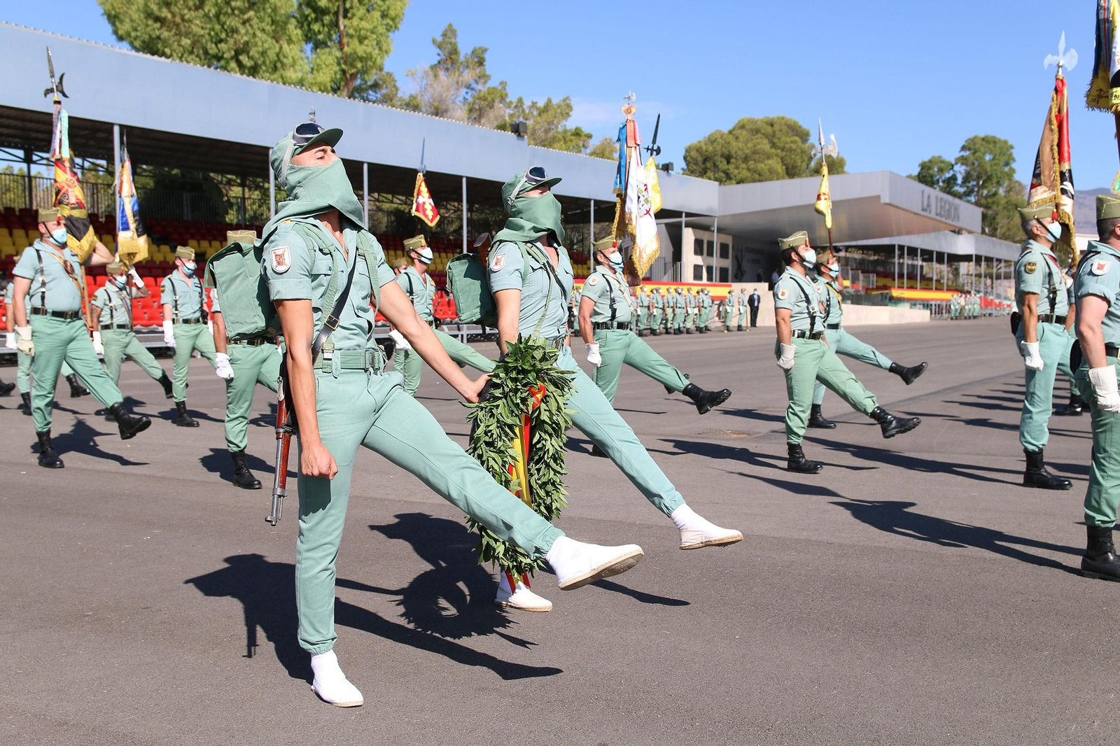 Fotogalería de la ministra de Defensa, Margarita Robles, a La Legión