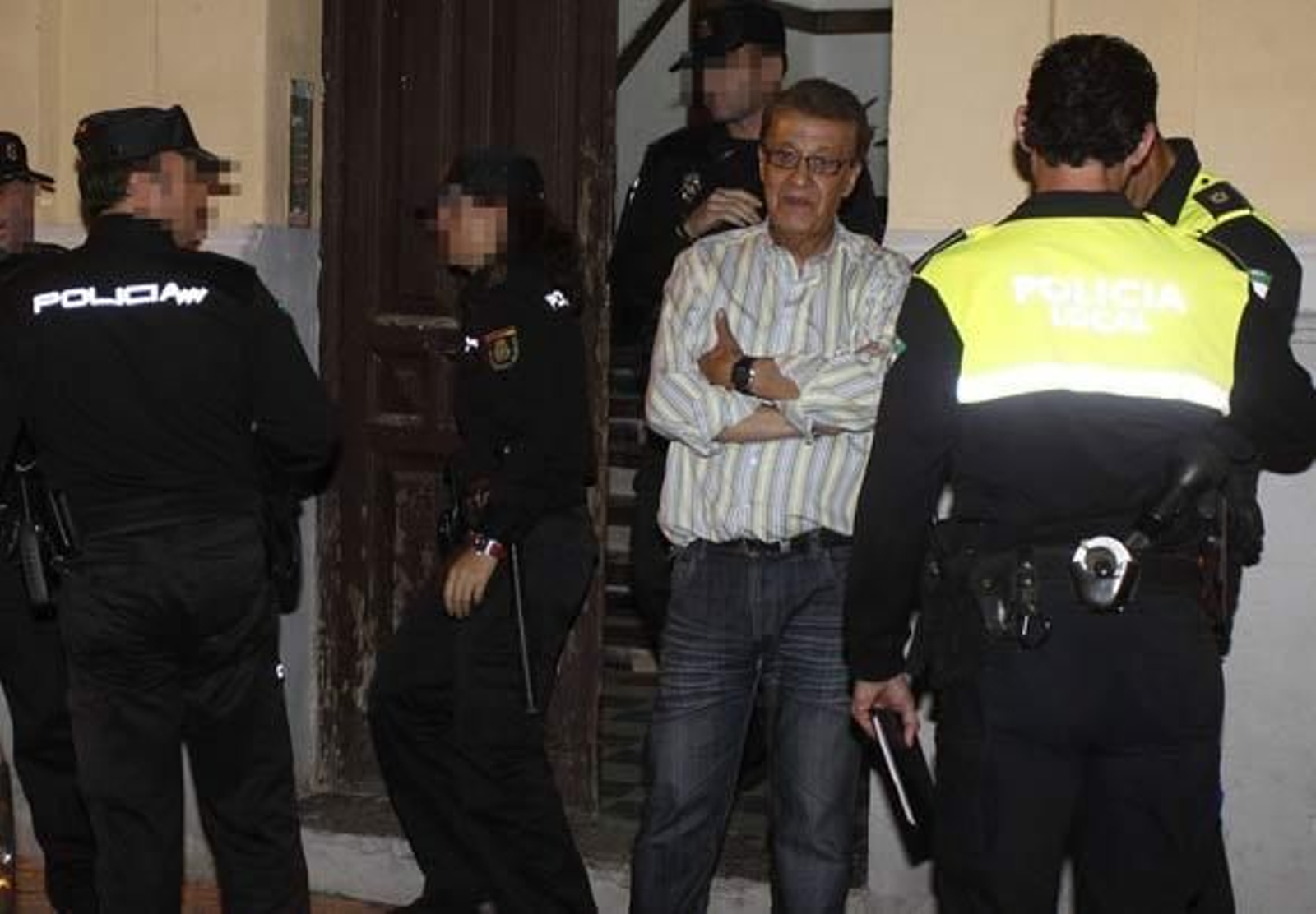 La ex pareja de la víctima, Isidro Sacristán, rodeado de policía en la casa del suceso.

Foto: Antonio Pizarro