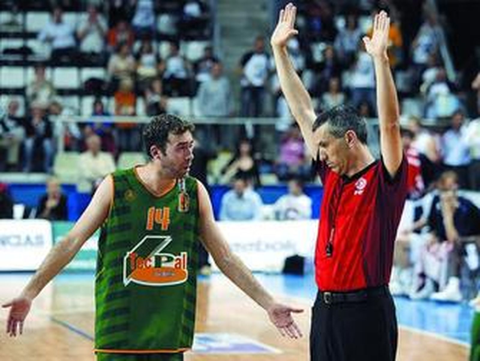 Rivero (i) pide explicaciones a Afonso, la pasada campaña en Alicante.