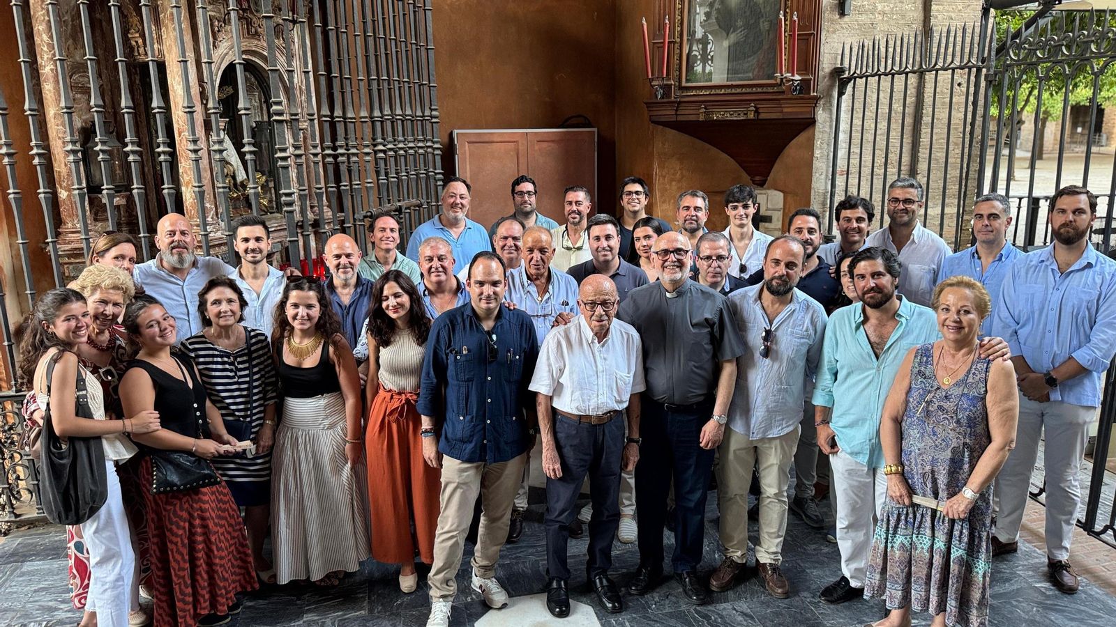 La foto de familia de la Hermandad de la Corona al término del cabildo electoral del viernes. La foto de familia de la Hermandad de la Corona al término del cabildo electoral del viernes.