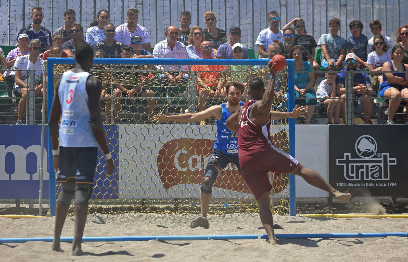 Fotos del domingo en el Internacional de España de balonmano playa de La Línea