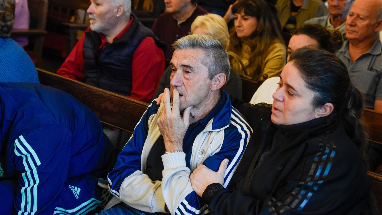 El padre y la hermana de Rafael el Suizo, este lunes en la Audiencia de Sevilla.