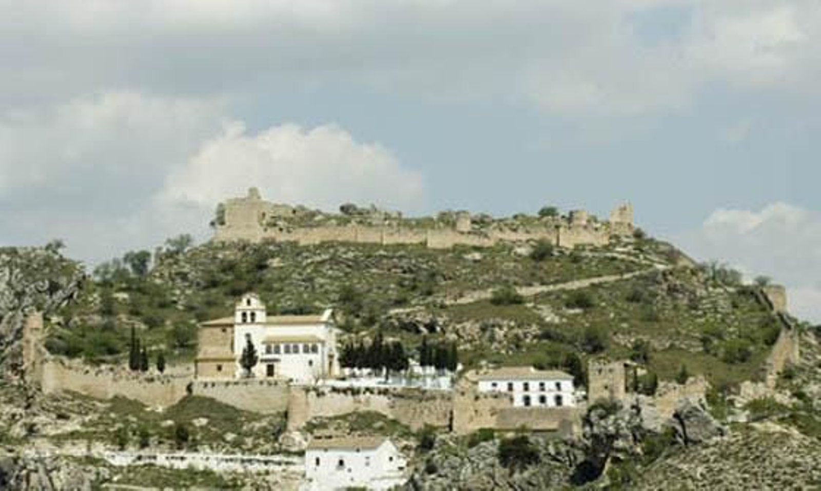 Ayuntamiento de Moclín. Vistas de la Iglesia de la Encarnacion y del castillo.