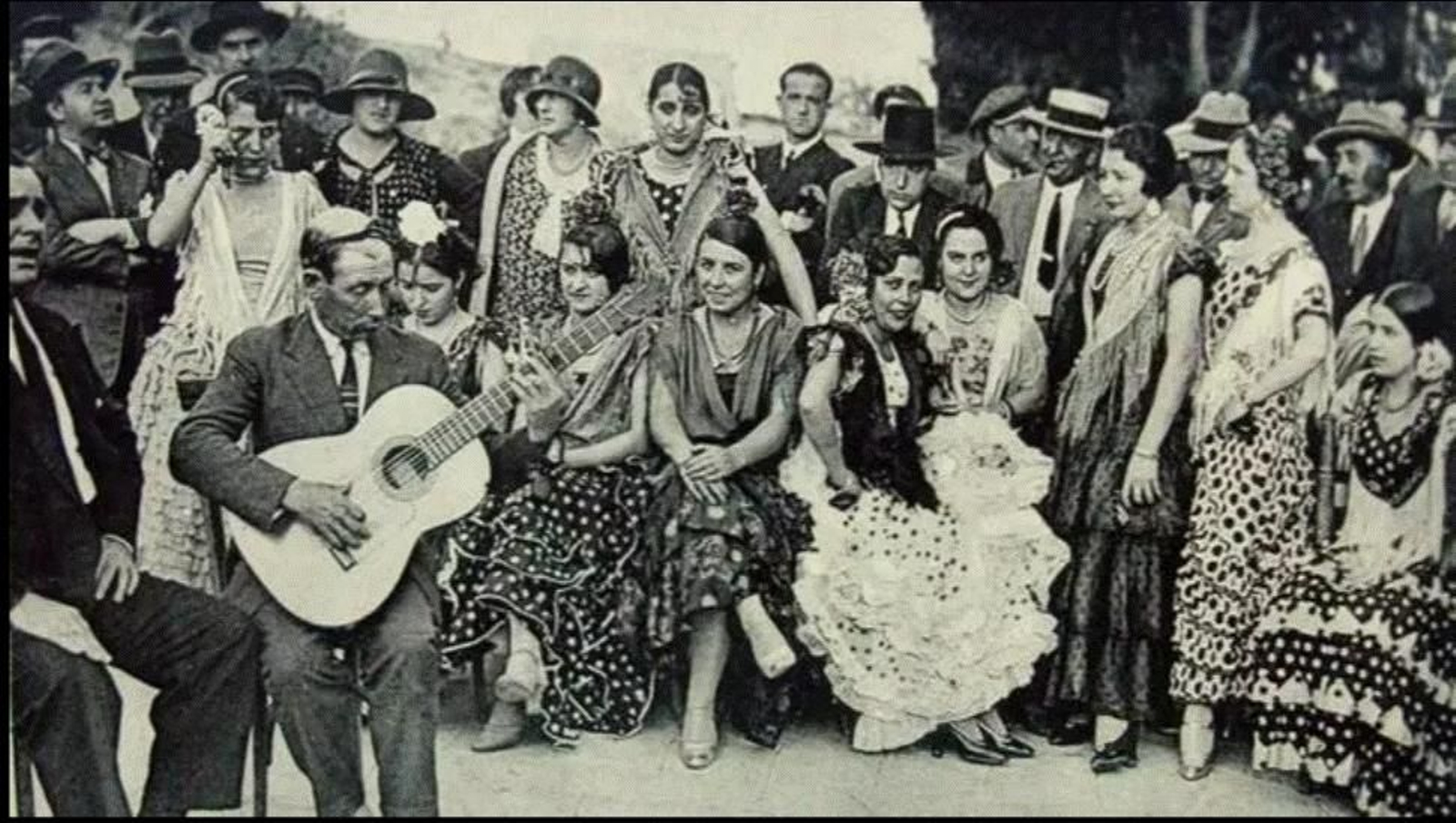 Grupo de artistas participantes en una ópera flamenca.