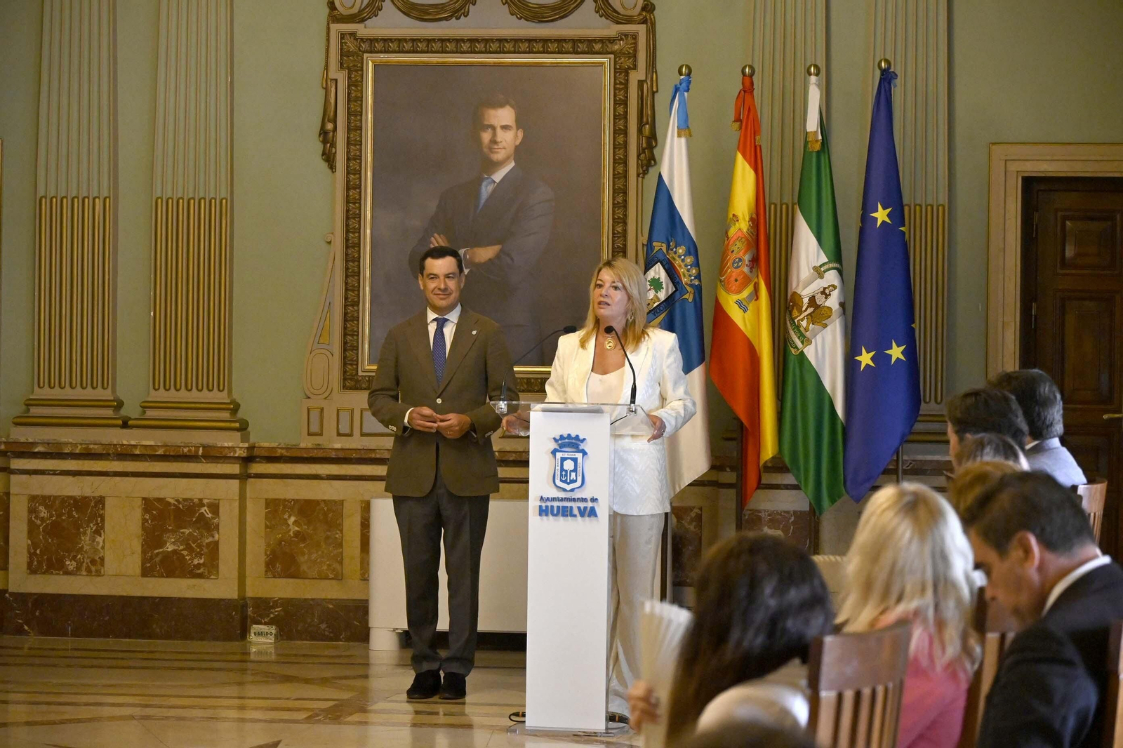 Visita de Juanma Moreno al Ayuntamiento de Huelva, en Imágenes