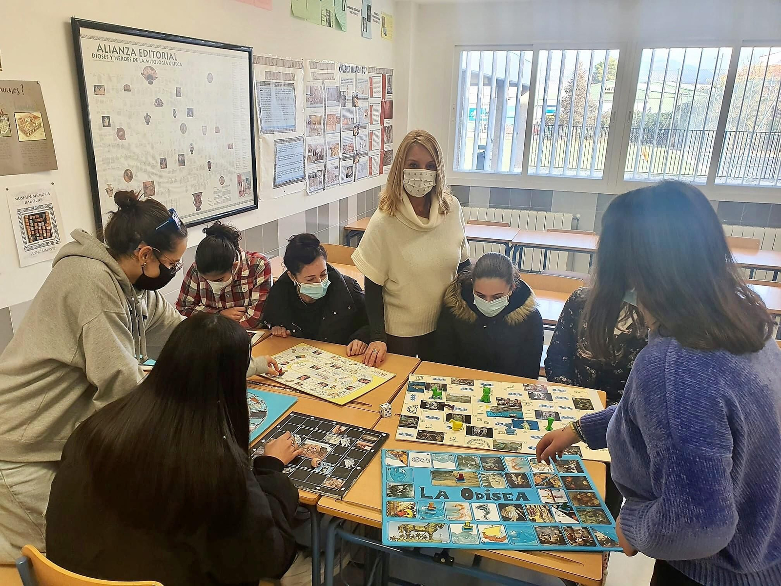 Mercedes Osorio, con sus alumnos, muestra los juegos de mesa hechos inspirados en la 'Odisea'.