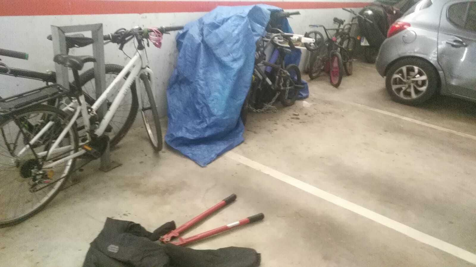 Los ladrones se dejaron una cizalla en el garaje, tras entrar a robar.