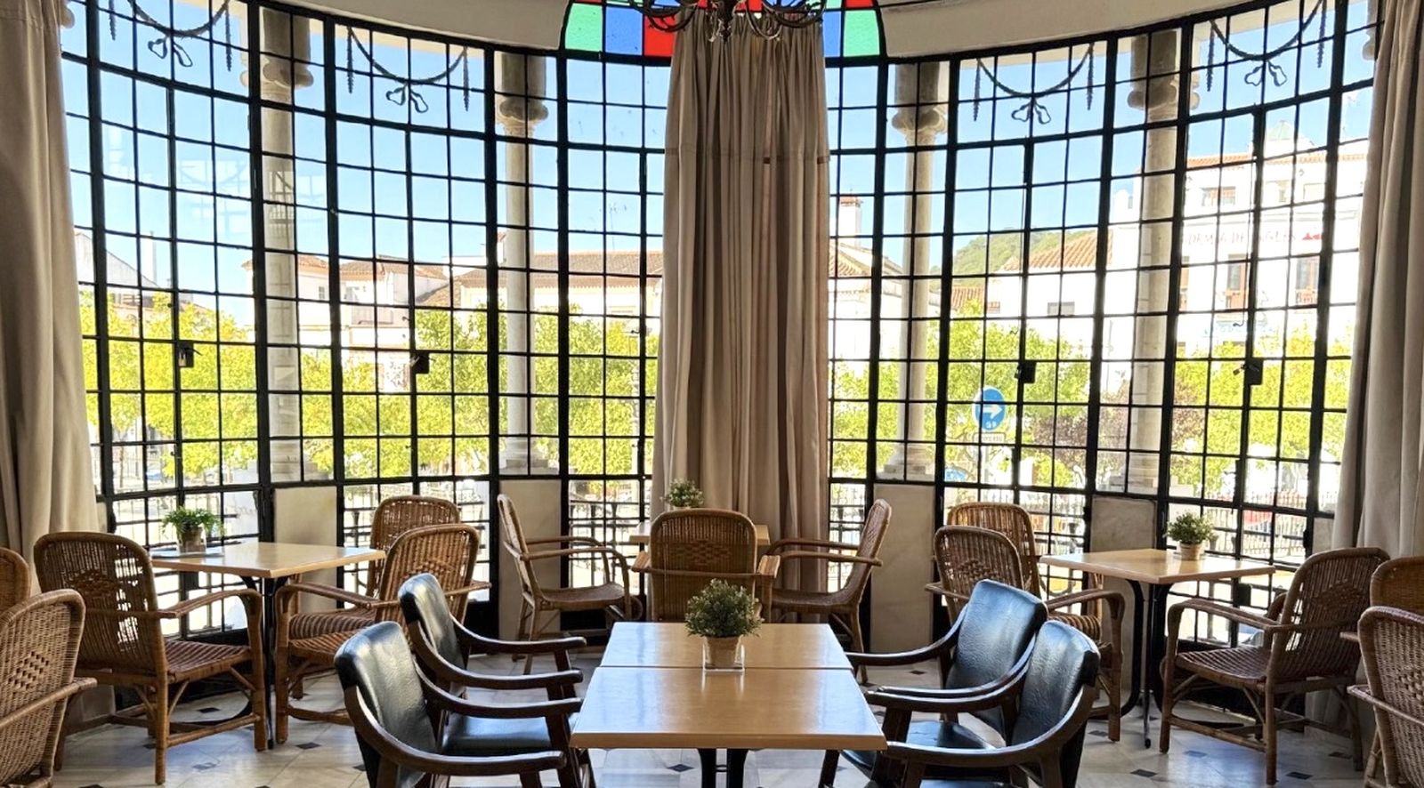 Comer dentro de un casino histórico de 1910: El sorprendente restaurante que enamora en pleno centro de Aracena