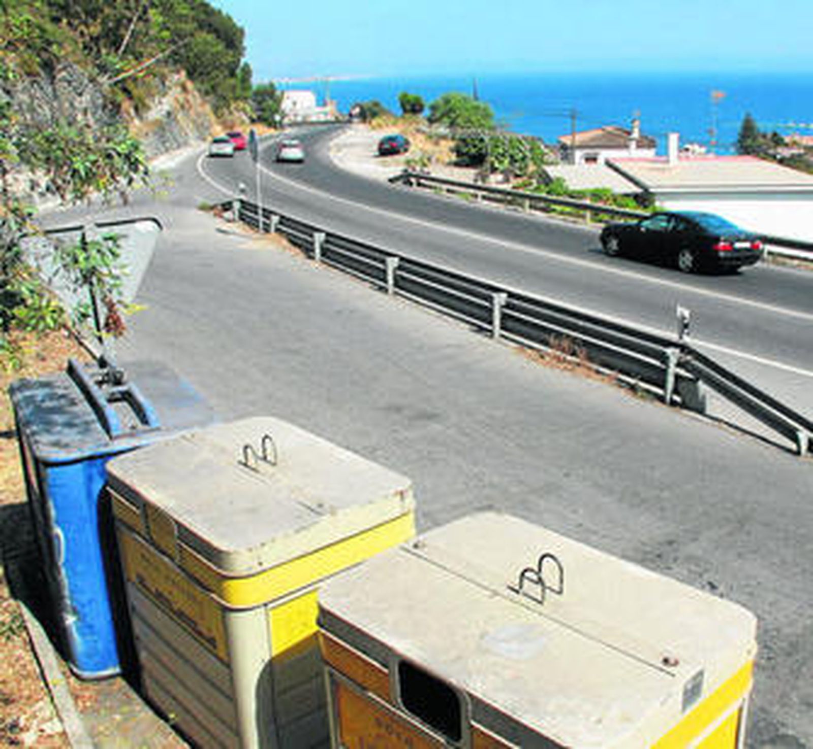 Los contenedores están en la N-340 ya a la salida del pueblo.
