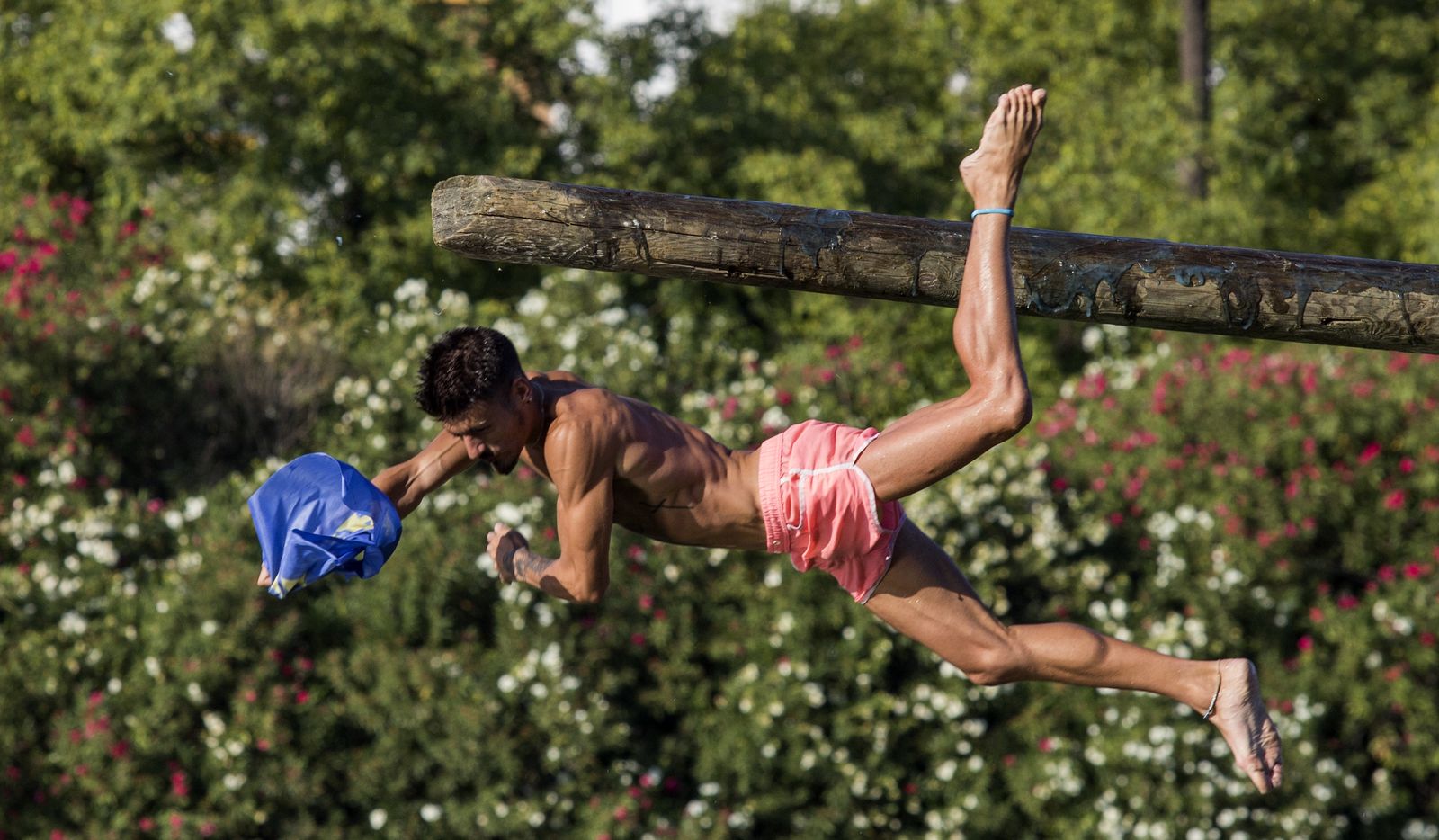 La cucaña de la Velá de Triana, en imágenes