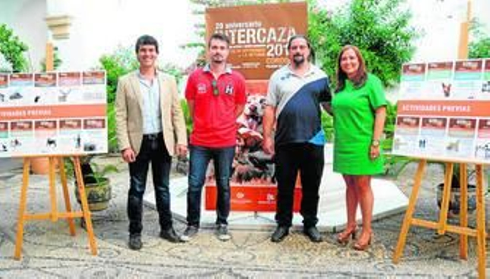 José María Miras -izquierda- y Ana María Carrillo, con dos colaboradores.
