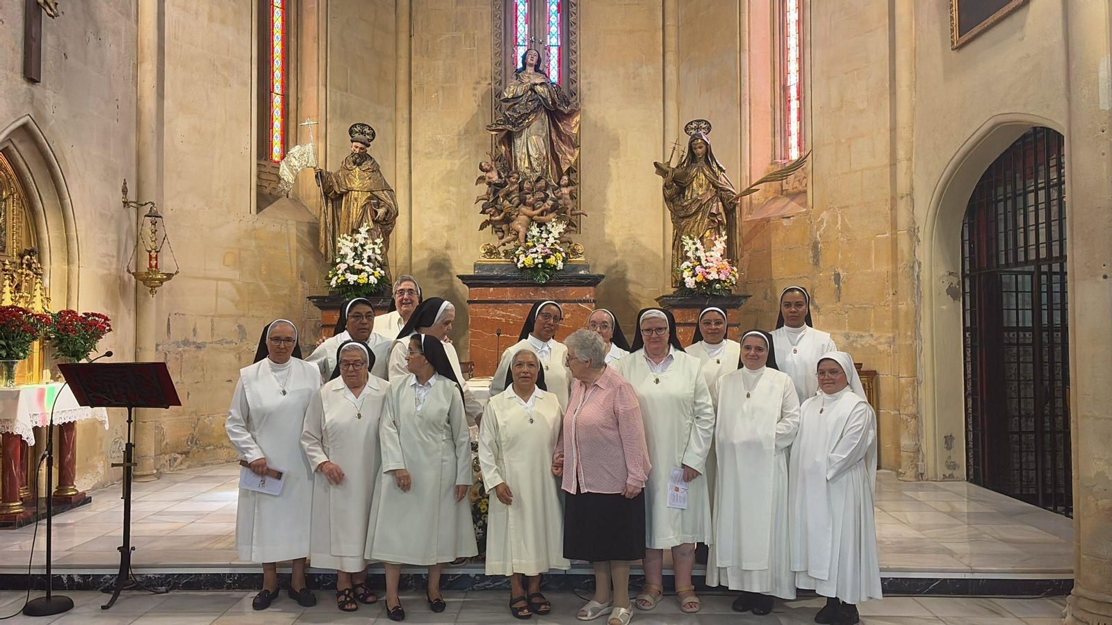 Madre Eloísa, en el centro, con mercedarias españolas y americanas tras sus bodas de plata.