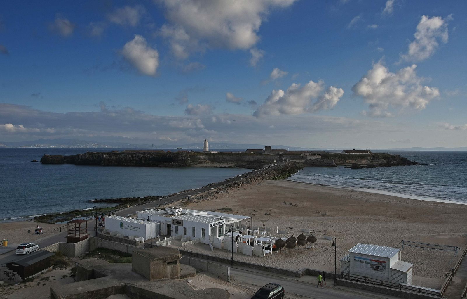 El centro de internamiento de extranjeros de Tarifa, situado en un espacio protegido, la Isla de las Palomas.