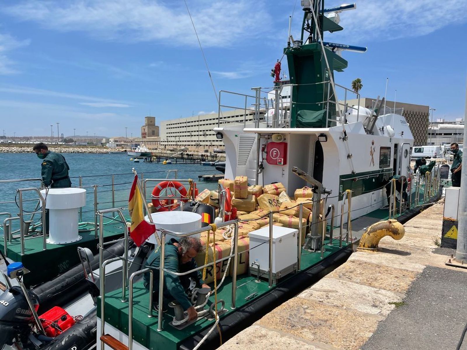 Una patrullera de la Guardia Civil, el pasado día 19, con los fardos hallados en una narcolancha en la costa alicantina.
