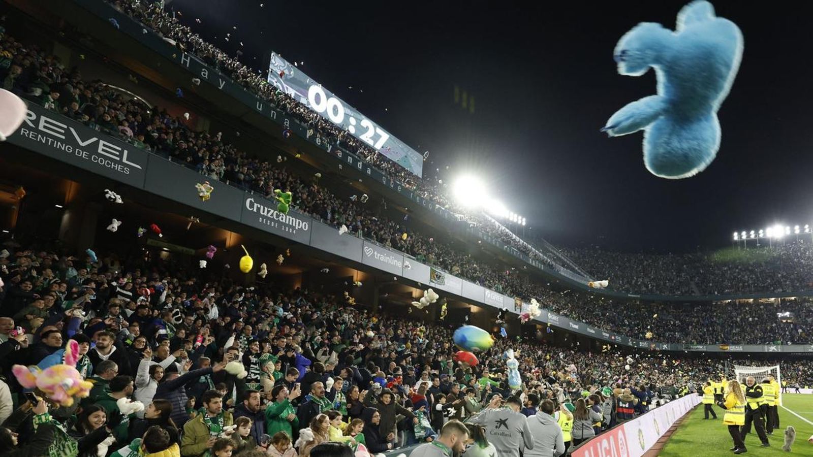 Detalle de los poblados graderíos del Benito Villamarín en un partido de esta temporada.
