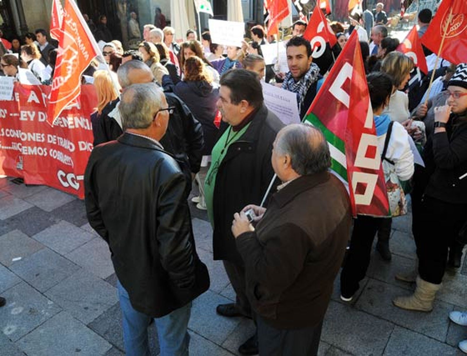 La Policía Local frena el intento de las trabajadoras de Acasa y Limasa de tomar el Consistorio si bien lograron ocupar la sede del grupo municipal del PSOE más tarde

Foto: Manuel Aranda