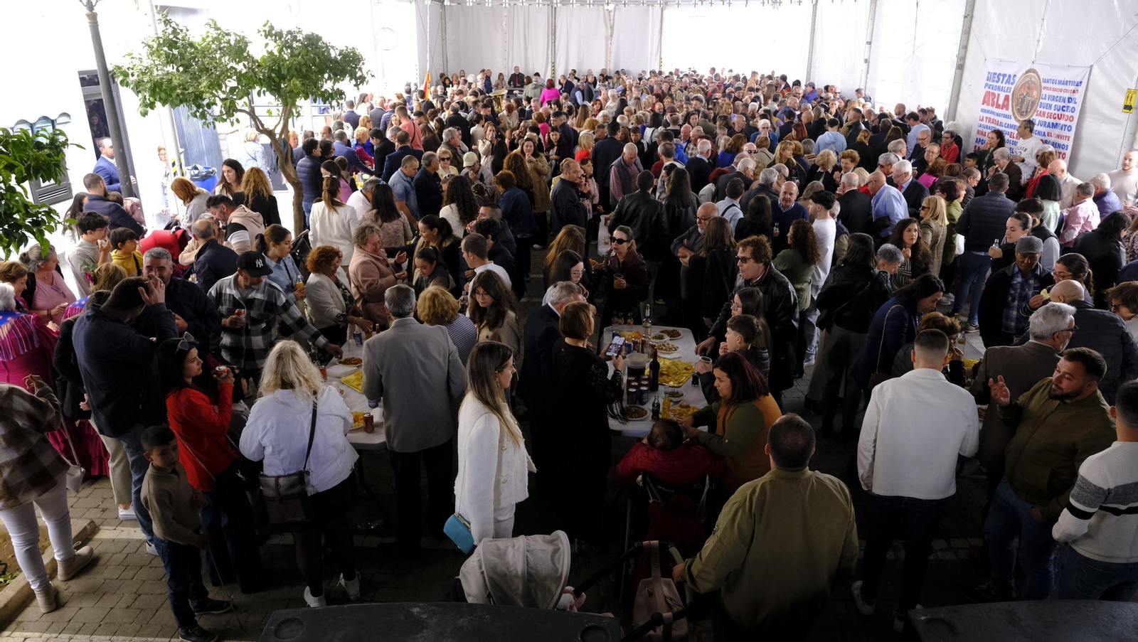 Imágenes de la procesión y paella solidaria en las Fiestas de Abla