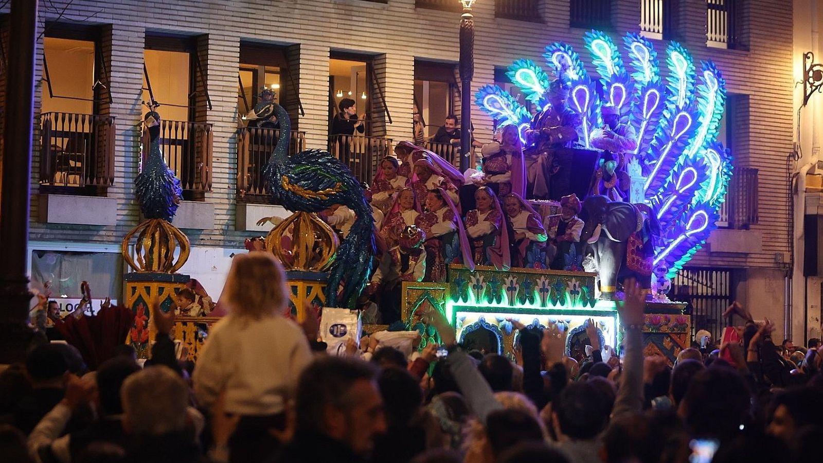 Una de las carrozas avanza por el centro de Sevilla.