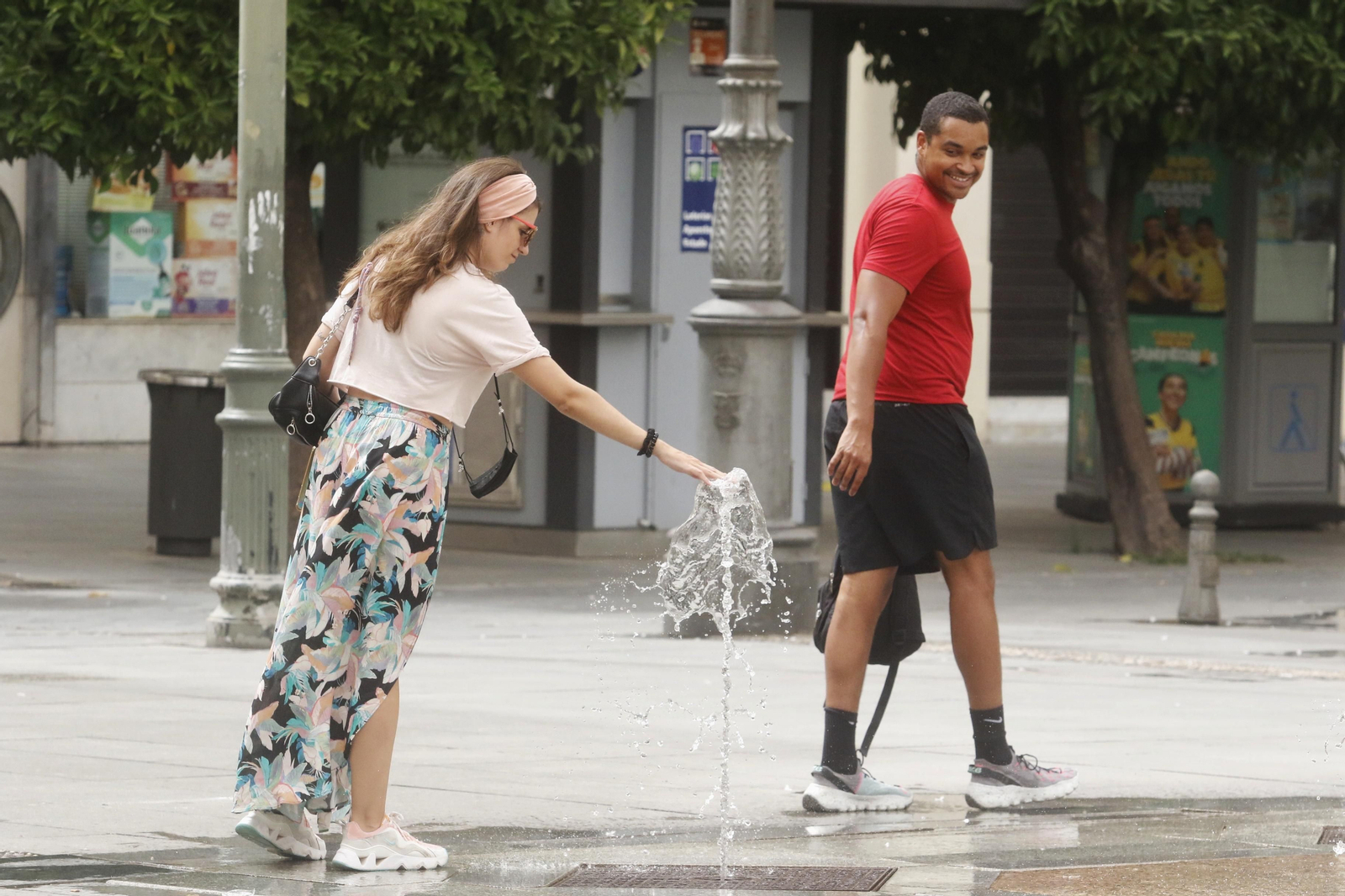 Dos jóvenes se refrescan con el agua de Las Tendillas. Dos jóvenes se refrescan con el agua de Las Tendillas.