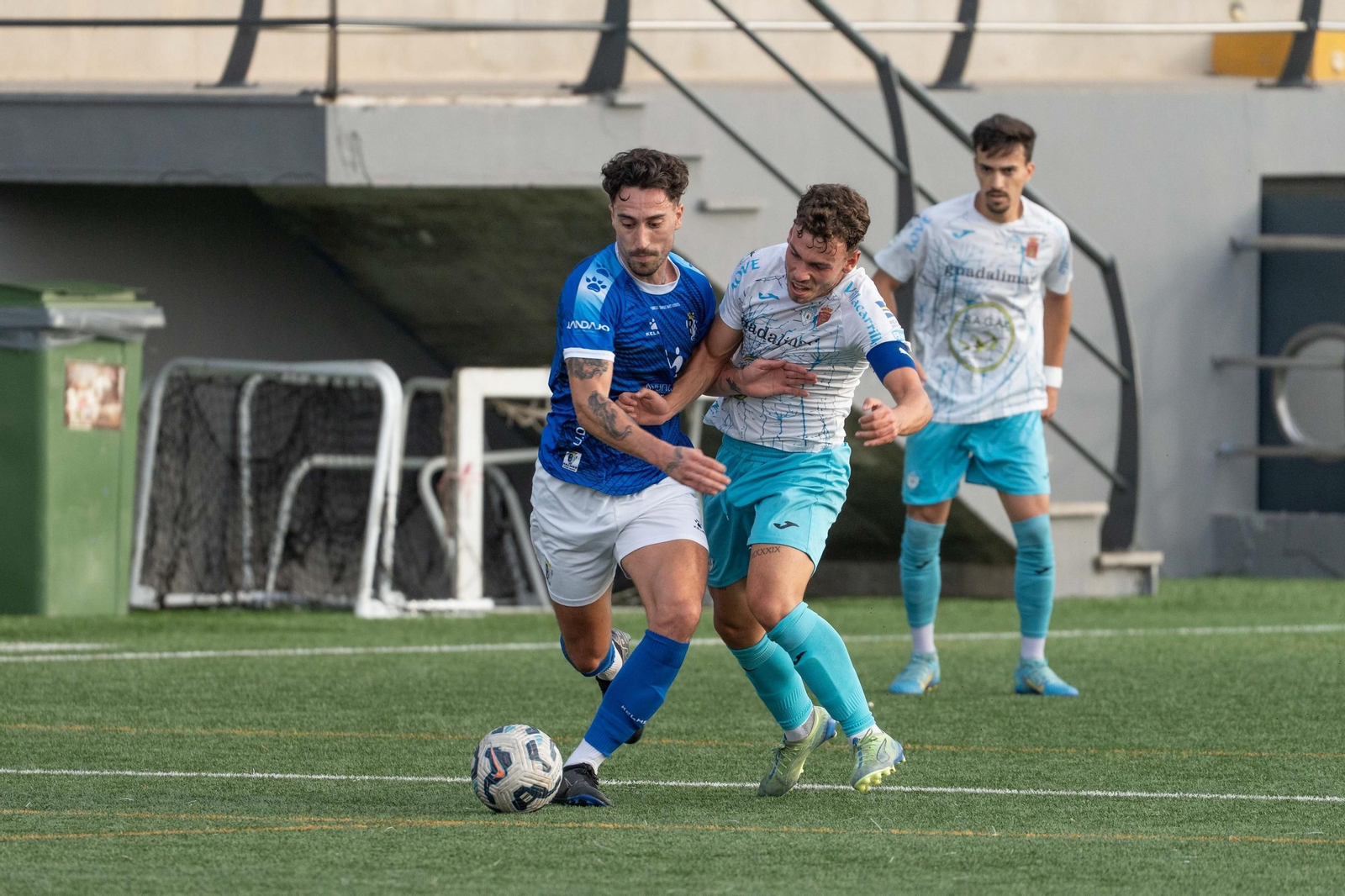 Salvatierra protegiendo el balón.
