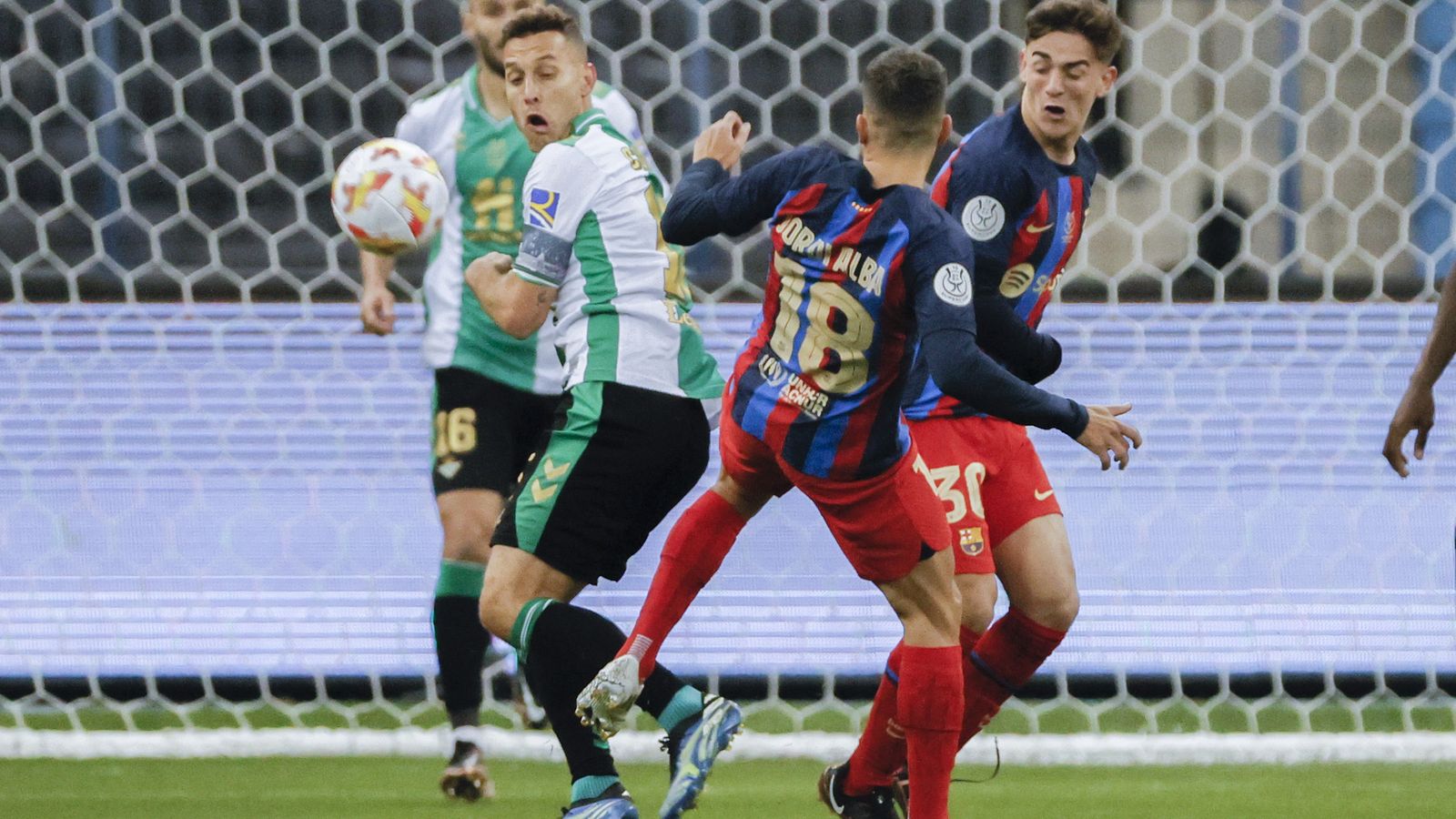 Canales pelea un balón con Jordi Alba.