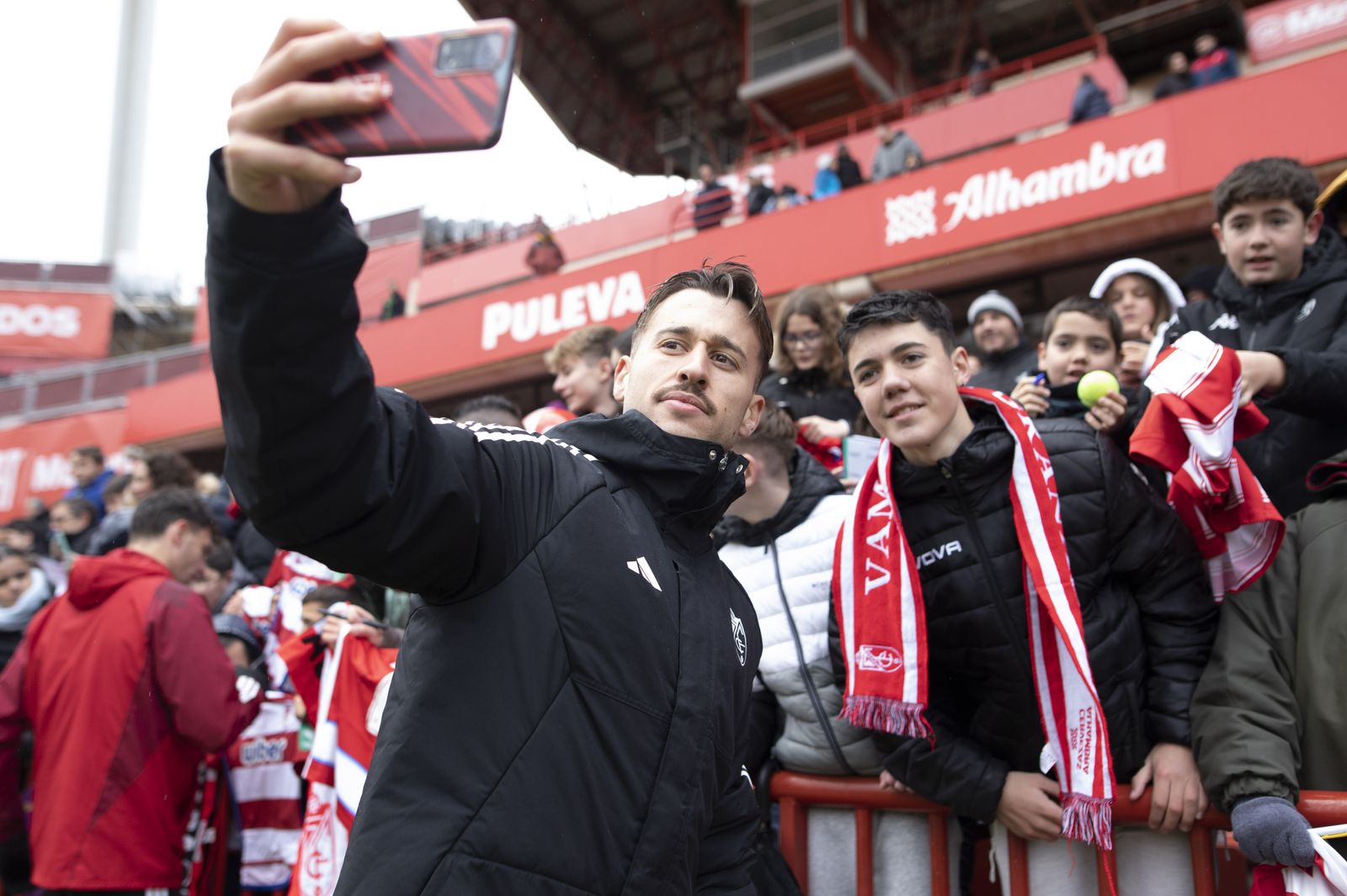Las mejores imágenes del entrenamiento con público del Granada CF